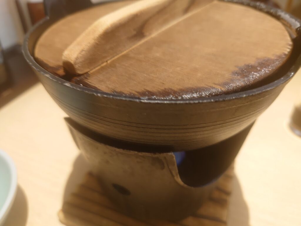 第一滝本館　半個室食　台物「北海道産豚ロース　愛妻蕗味噌鍋」を煮ている様子